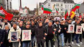 Brandstiftung in Solingen: Mehr als 700 Menschen bei Trauermarsch