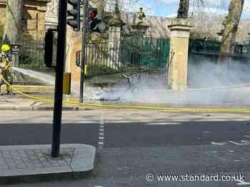 Pedicab catches fire outside Buckingham Palace