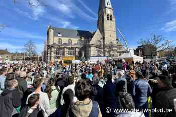 Paasklok vliegt over Kerkplein in Bonheiden: “Mooi initiatief op een mooie lentedag”