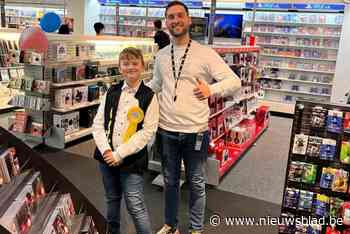 Kids-Day in Wijnegem shoppingcenter: kinderen en kleinkinderen van handelaars helpen een handje