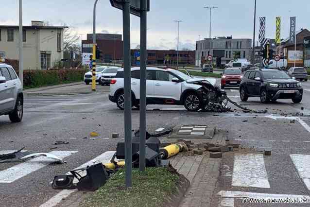 Twee auto’s botsen op kruispunt in Bree: drie gewonden