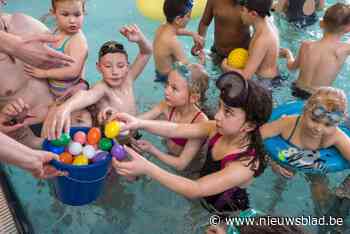 Kinderen duiken paaseitjes op in zes Antwerpse zwembaden tijdens ‘paasplons’