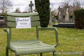 Op elke begraafplaats staan twee trooststoelen: “Wie dierbare verloor, kan hier herinneringen ophalen”