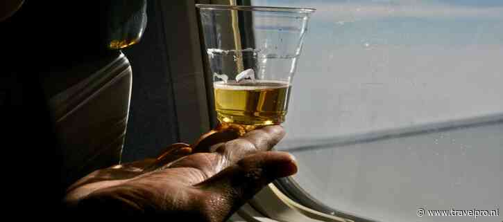 Vliegtuigpassagier beboet voor urineren in een beker