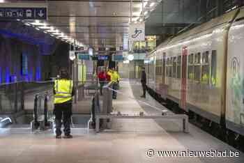 Man (27) aangehouden voor poging tot moord na steekpartij op trein in Centraal Station