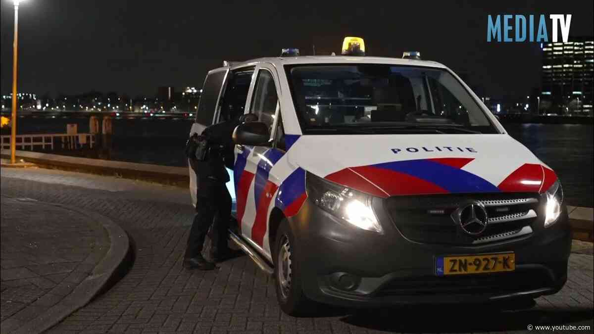 Ruit van woning gesneuveld door explosie met vuurwerk Feijenoordkade Rotterdam