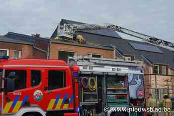 Brandweer blust dakbrand aan woning in renovatie in Gruitrode