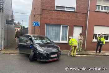 Bestuurster gewond na aanrijding met geparkeerd voertuig op Weversberg