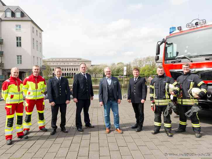 100 Jahre Berufsfeuerwehr Mülheim: Gehisste Fahne läutet Feierlichkeiten ein