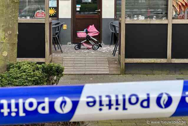 Meisje (4) gewond naar ziekenhuis nadat stuk gevel naar beneden valt op terrasje aan de kust