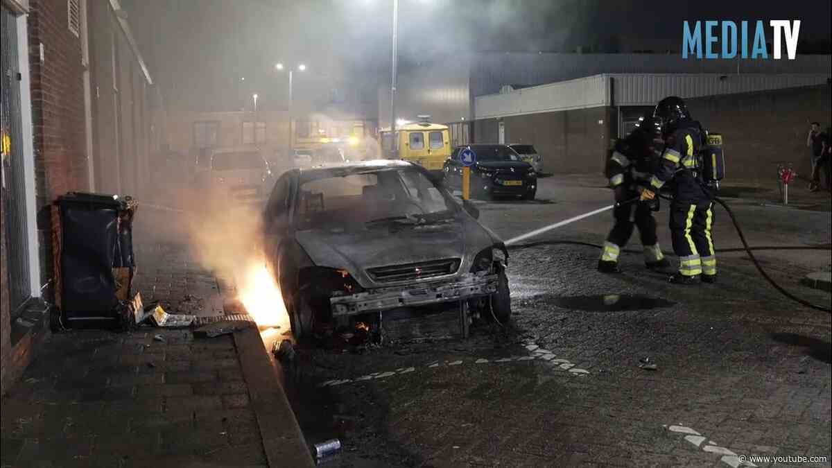 Personenauto volledig uitgebrand na vermoedelijk brandstichting Griede Hoogvliet Rotterdam