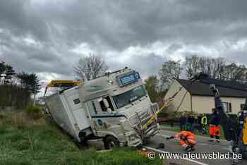Straat in Meldert urenlang afgesloten nadat vrachtwagen in gracht belandt