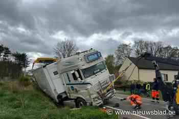 Straat in Meldert urenlang afgesloten nadat vrachtwagen met 7 ton kippenvlees in gracht belandt