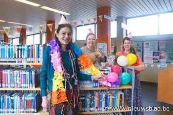 25 jaar bibliotheek wordt gevierd met taart en verjaardagskaartjes