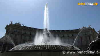 Bagno nella fontana di piazza della Repubblica: multa e Daspo urbano per un 24enne