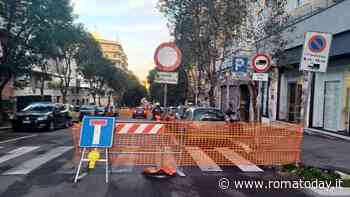 Voragine in via Dulceri, in corso le verifiche di Acea. Intanto scoppia il caso cassonetti