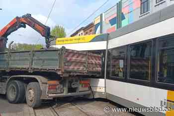 Meerdere personen gewond bij botsing tussen tram en vrachtwagen in Deurne