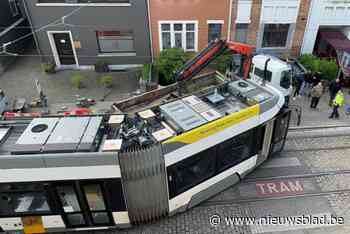 Acht gewonden naar het ziekenhuis na botsing tussen tram en vrachtwagen in Deurne