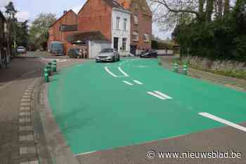 Groen wegdek vestigt aandacht op scherpe bocht