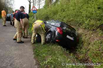 Auto belandt in gracht, geen gewonden