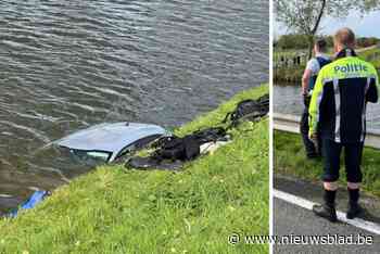 Politieman en ambulancier redden vrouw uit zinkende auto: “Ze reed rechtdoor kanaal in”