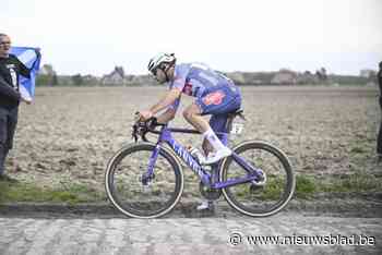 Gianni Vermeersch en Xandro Meurisse aan de zijde van Mathieu van der Poel in Amstel