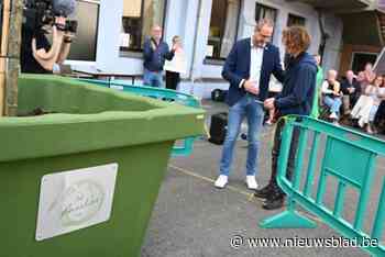 Juf Annelies fonds officieel opgericht met onthulling lindeboom, zoon Rune knipt lint door: “Mooi dat we er het positieve kunnen uithalen”