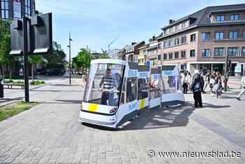 Zelfgemaakte tram vraagt om beter openbaar vervoer, maar staat zelf in de file