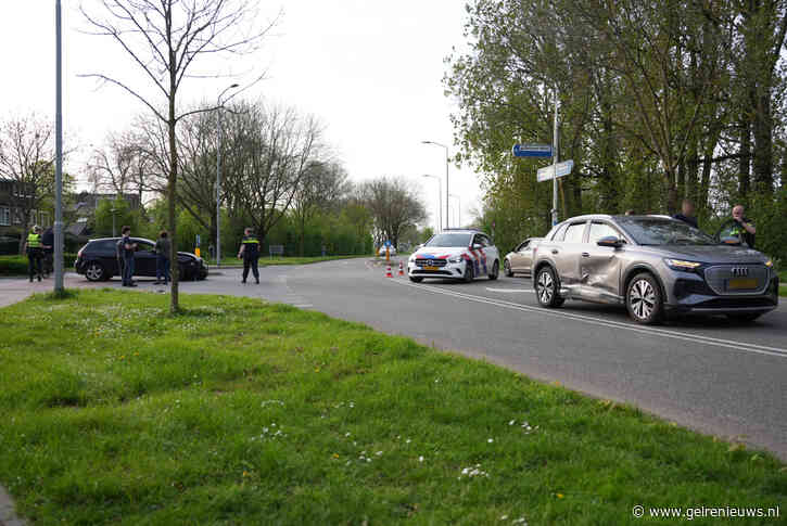 Twee auto’s botsen op kruising in Doesburg