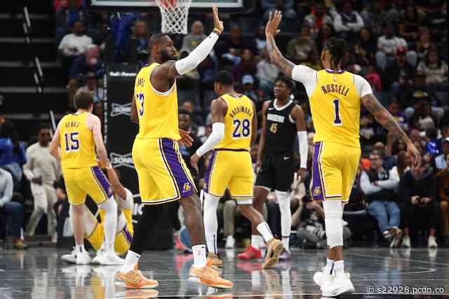 Lakers News: LeBron James Not Worried About D’Angelo Russell’s Recent Shooting Struggles