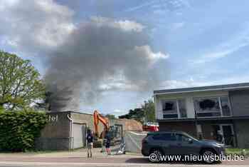 Uitslaande brand bij leegstaand bouwbedrijf Van Gastel in Schoten: “Oorzaak nog onbekend”