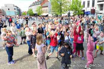 Kinderen grabbelen naar vliegende knuffels