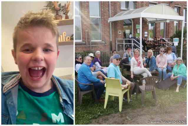 Wanhopige ouders kamperen aan BuSO Ravelijn om plaatsje te bemachtigen: “Alsof het leven nog niet moeilijk genoeg is met een kindje met een beperking”