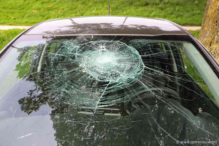 Zeker acht auto’s vernield in het centrum van Tiel