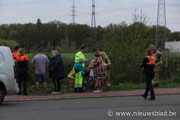 Brandweer redt wandelaar uit diepe gracht