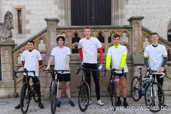 Vijf jongeren fietsen naar pretpark voor het goede doel