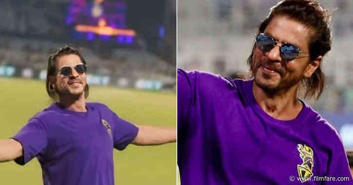 Shah Rukh Khan picks up discarded KKR flags wins hearts