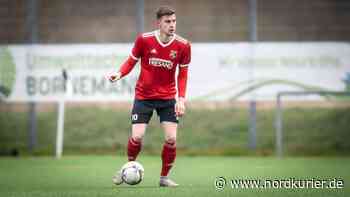 Lukas Prange vom Doberaner FC schießt ein Tor vom Anstoß aus dem Mittelkreis