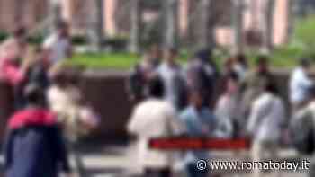 VIDEO | Rissa a colpi di bastone al Colosseo davanti ai turisti, le immagini delle violenze