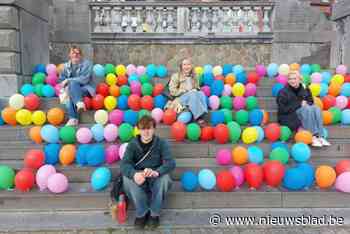 250 ballonnen kleuren trap op het Sint-Pietersplein: “Zo denken mensen bewuster na over de trap nemen”