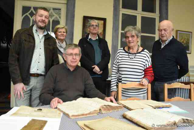 Vrijwilligers redden op het nippertje waardevol archief dat al was buitengezet voor papierslag: “Oudste document is ruim 700 jaar oud”