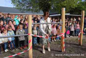 Kinderen basisschool kunnen voortaan tuimelen dankzij ex-directeur Marleen: “Liever tuimelrek voor de school dan fotoshoot voor mezelf”