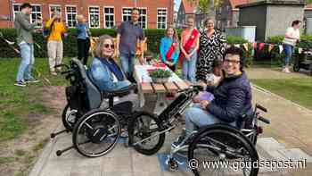 Eerste rolstoelvriendelijke picknicktafel van Gouda in gebruik: 'Fijn tijdens de warme dagen'
