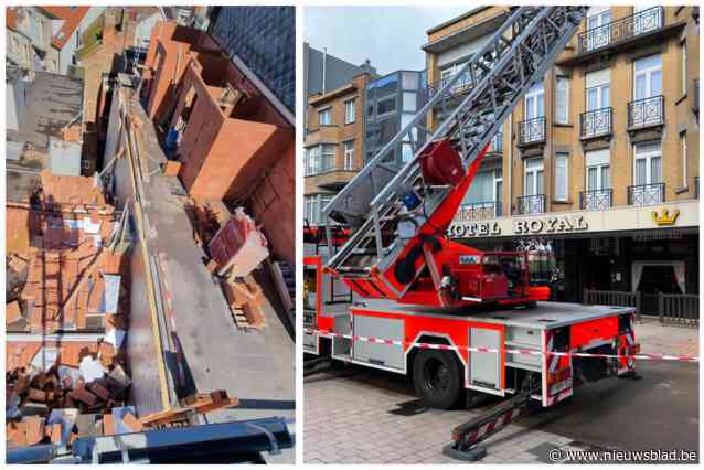 Stormwinden blazen twee verdiepingen van appartement in aanbouw op dak van hotel: “Schade aan dak is aanzienlijk”