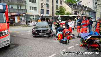 Unfall auf belebter Kreuzung – Radfahrer von Mercedes erfasst