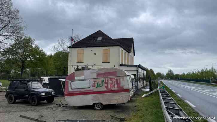 Gesloten truckerscafé De Sluis langs de N279 gekraakt door 'de househippie'