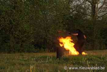 Omstaander van vuurshow snelt te hulp wanneer het plots mis dreigt te lopen