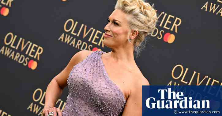 Don’t say ‘show a little leg’, Hannah Waddingham rebukes photographer