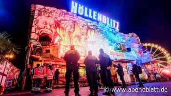 Achterbahn-Gondel auf dem Hamburger Dom hängt fest