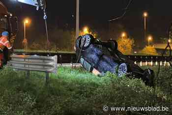 Auto belandt op kop in de berm na slippartij op E34: bestuurder met lichte verwondingen afgevoerd